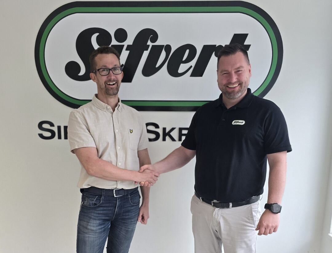 Mikael och Andreas skakar hand